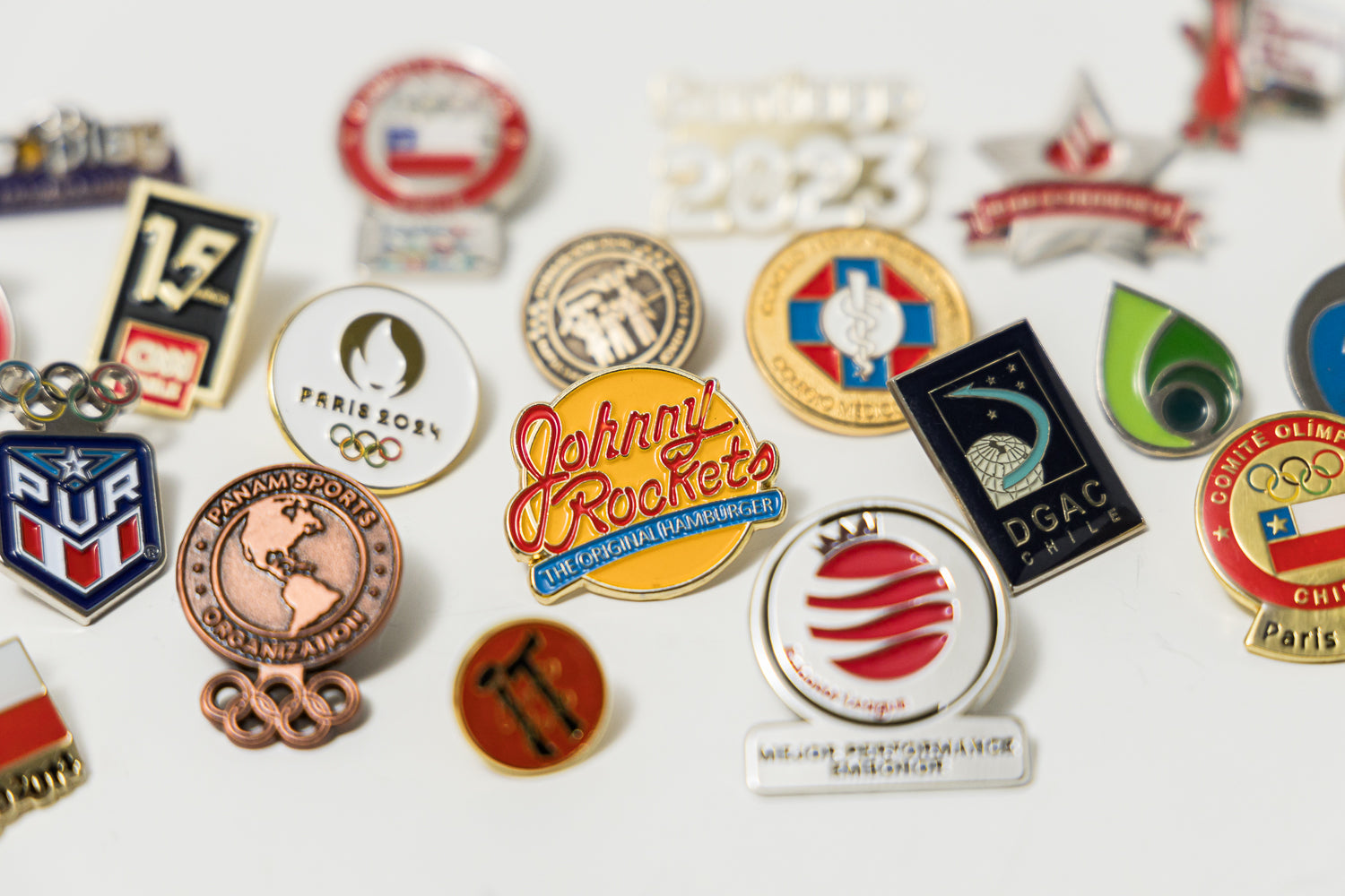 Pins, Piochas y Llaveros